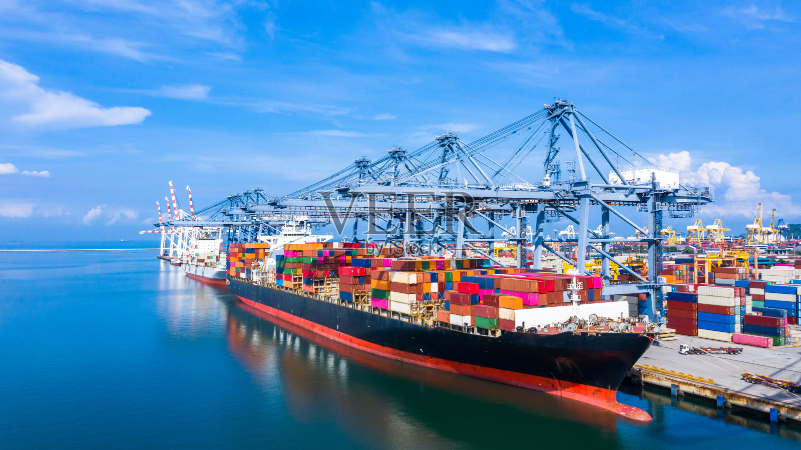 集装箱货轮在工业港口从事进出口业务,国际集装箱货轮在远洋运输。照片摄影